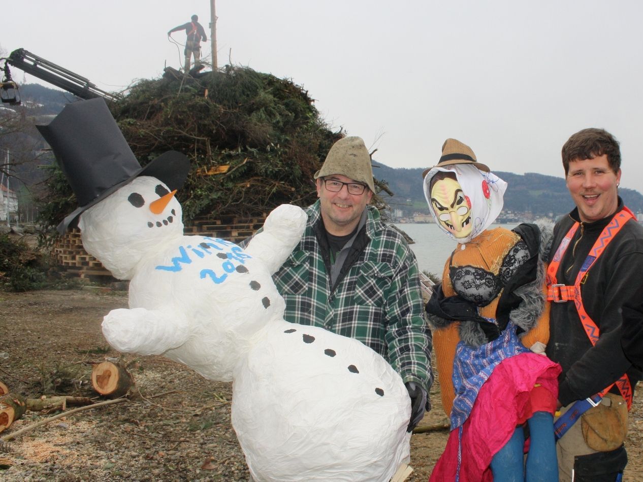 Die bewährten Bäumler Funkenmeister Peter Lerchenmüller und Dietmar Heiß präsentieren sich mit ihrer Funkenhexe und dem Kinderfunken-Schneemann beim traditionellen „Funkenabbrennen am See“. Die bewährten Bäumler Funkenmeister Peter Lerchenmüller und Dietmar Heiß präsentieren sich mit ihrer Funkenhexe und dem Kinderfunken-Schneemann beim traditionellen „Funkenabbrennen am See“.