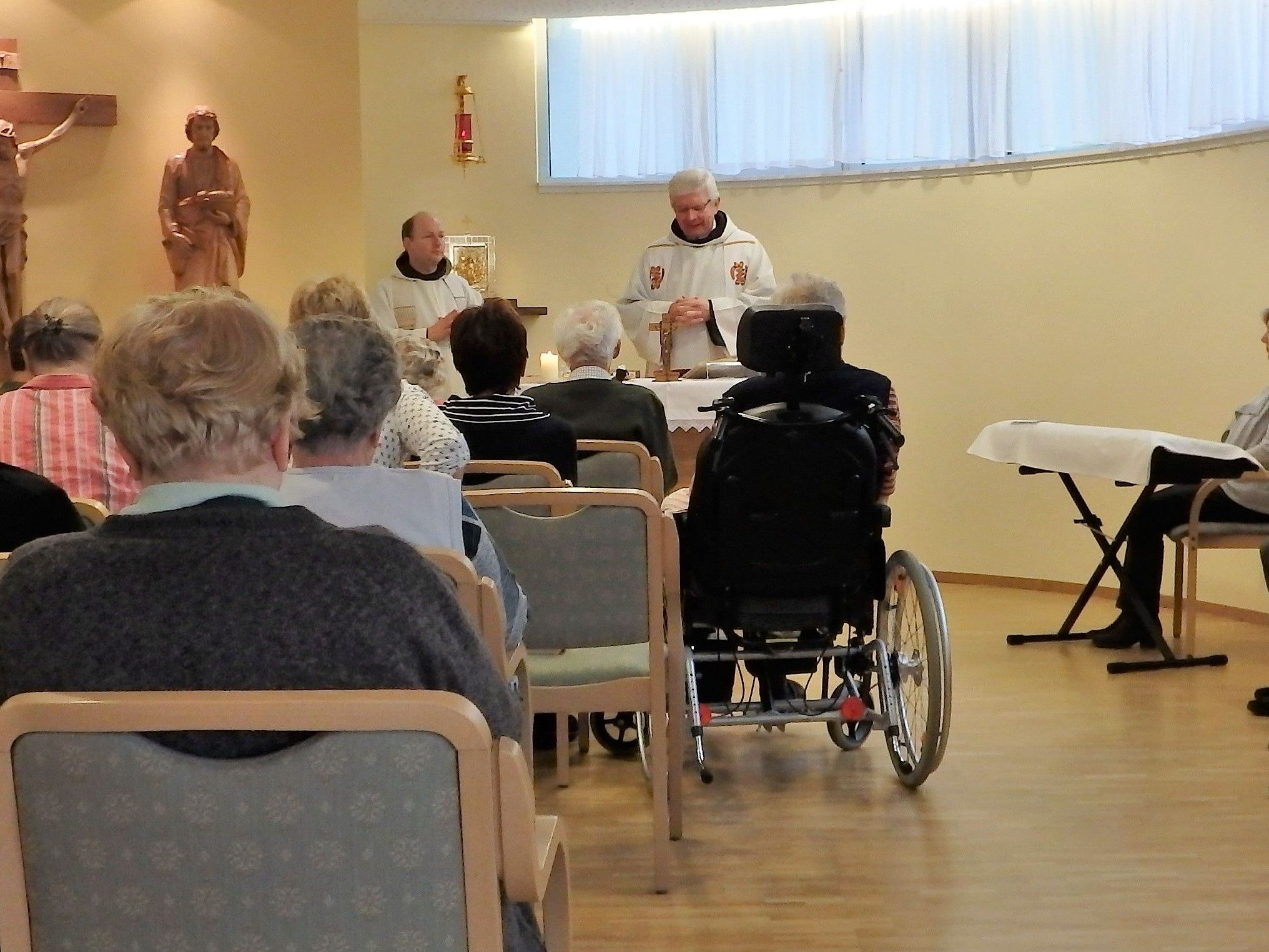 Pfarrer P. Adrian und Hausseelsorger P. Makary feiern Gottesdienst mit den Heimbewohnern Pfarrer P. Adrian und Hausseelsorger P. Makary feiern Gottesdienst mit den Heimbewohnern