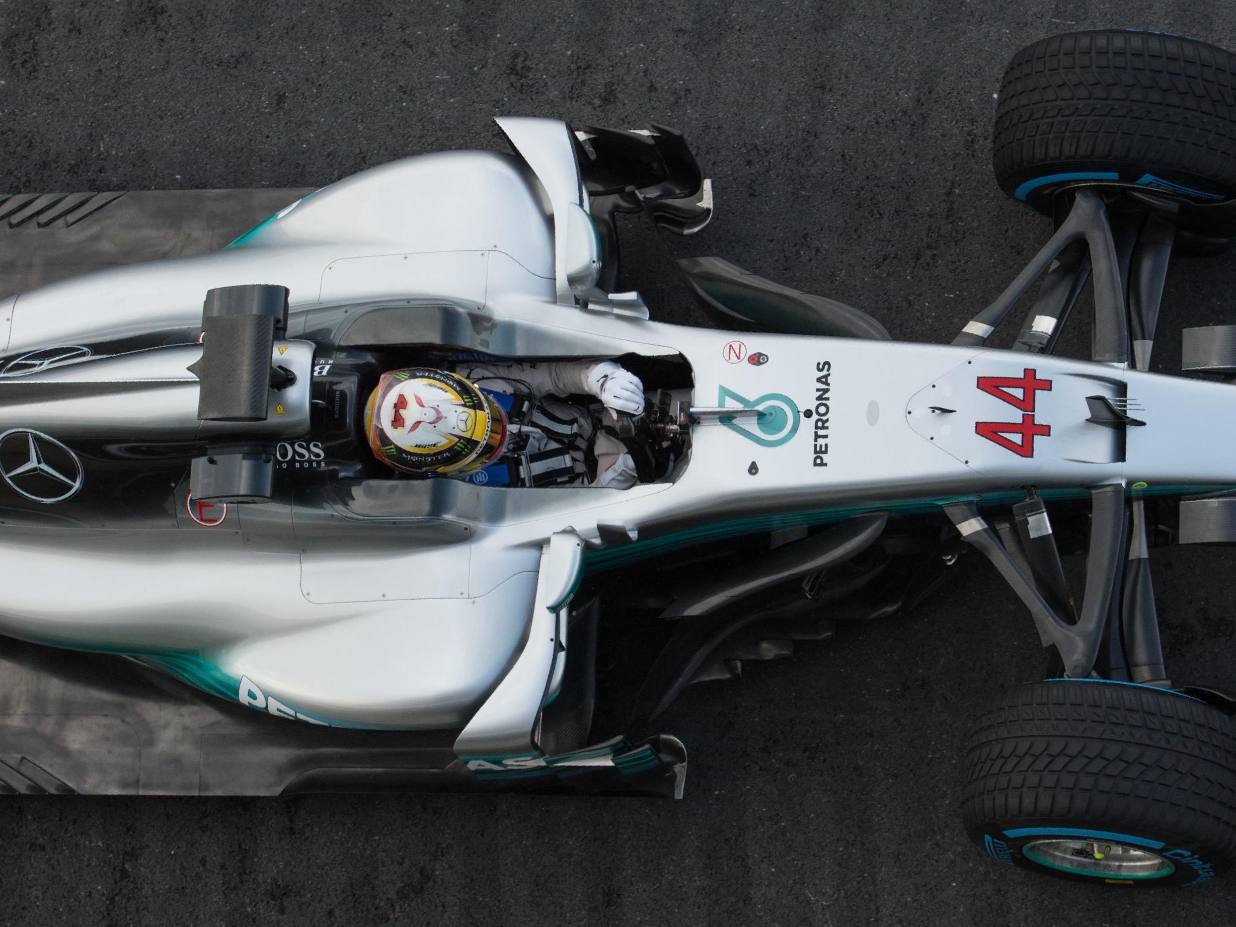 Lewis Hamilton stellte den neuen Silberpfeil für 2017 auf der Strecke in Silverstone vor.