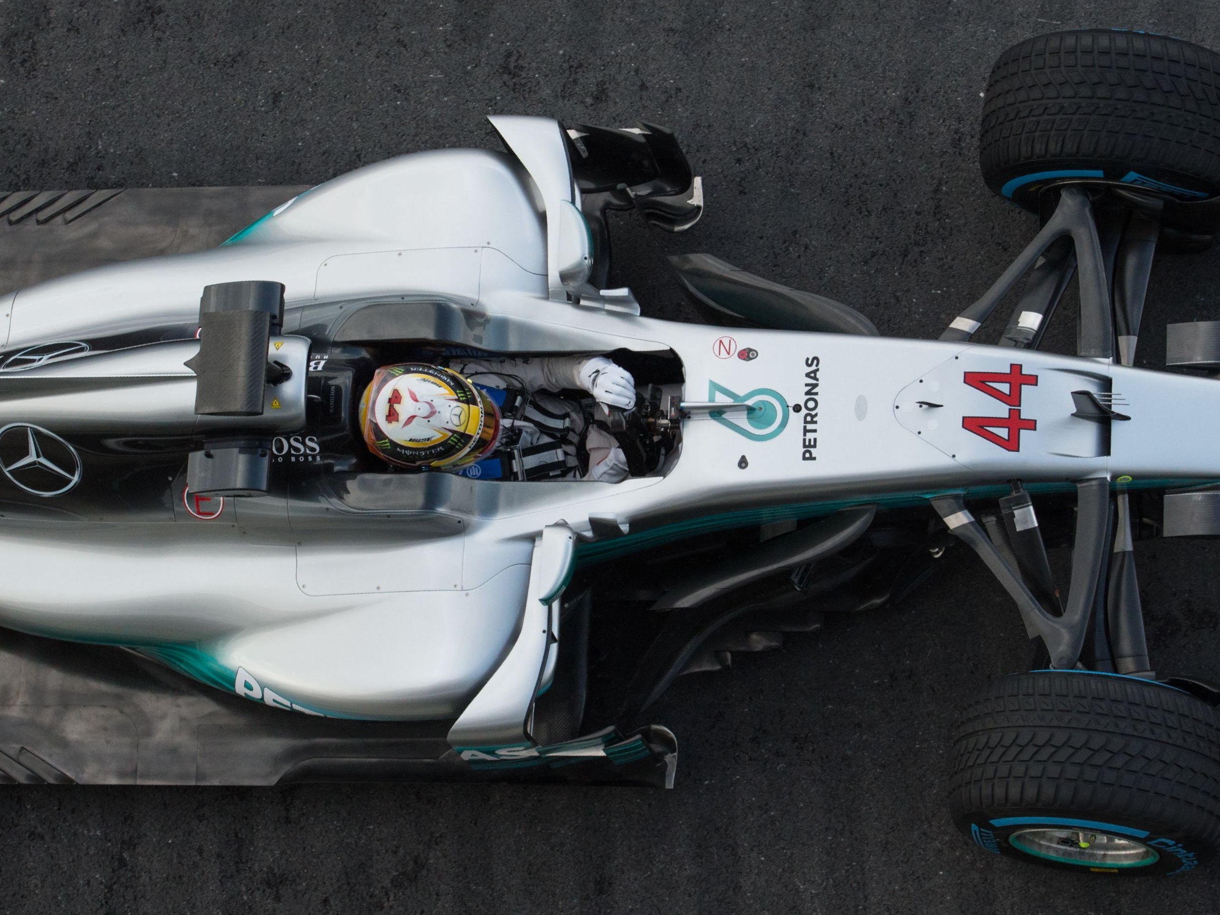 Lewis Hamilton stellte den neuen Silberpfeil für 2017 auf der Strecke in Silverstone vor. Lewis Hamilton stellte den neuen Silberpfeil für 2017 auf der Strecke in Silverstone vor.