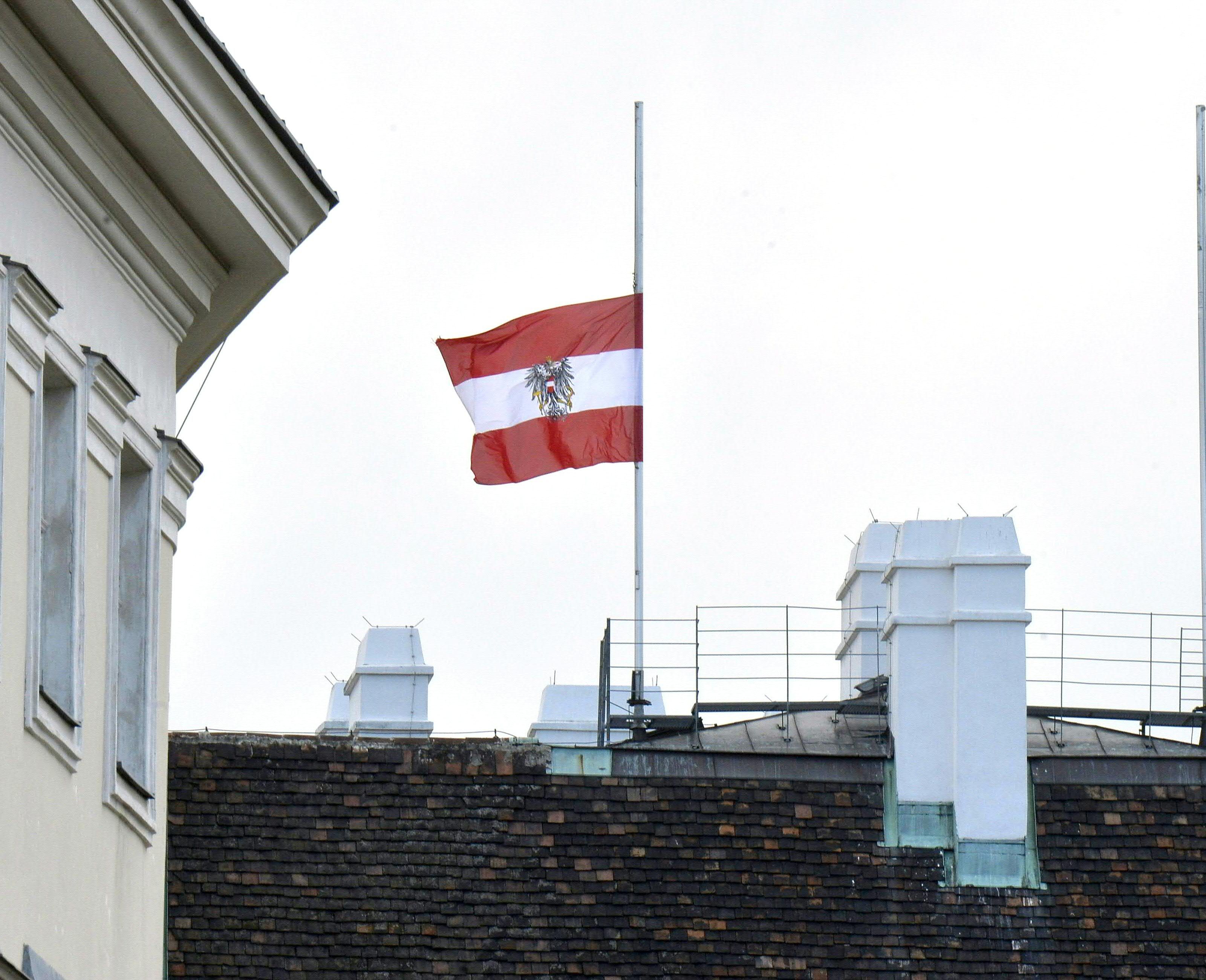 Die Flaggen am Parlament wurden auf Halbmast gesetzt Die Flaggen am Parlament wurden auf Halbmast gesetzt