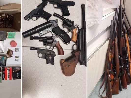 In der Wohnung eines 74-Jährigen wurden zahlreiche Waffen sichergestellt
