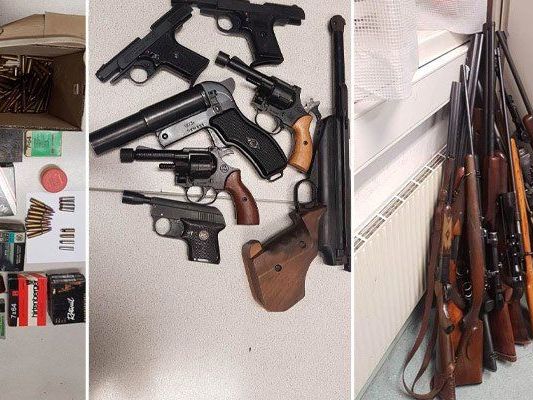 In der Wohnung eines 74-Jährigen wurden zahlreiche Waffen sichergestellt In der Wohnung eines 74-Jährigen wurden zahlreiche Waffen sichergestellt