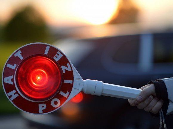 Der 16-Jährige war mit dem Auto seines Vaters in Wien-Liesing unterwegs. Der 16-Jährige war mit dem Auto seines Vaters in Wien-Liesing unterwegs.