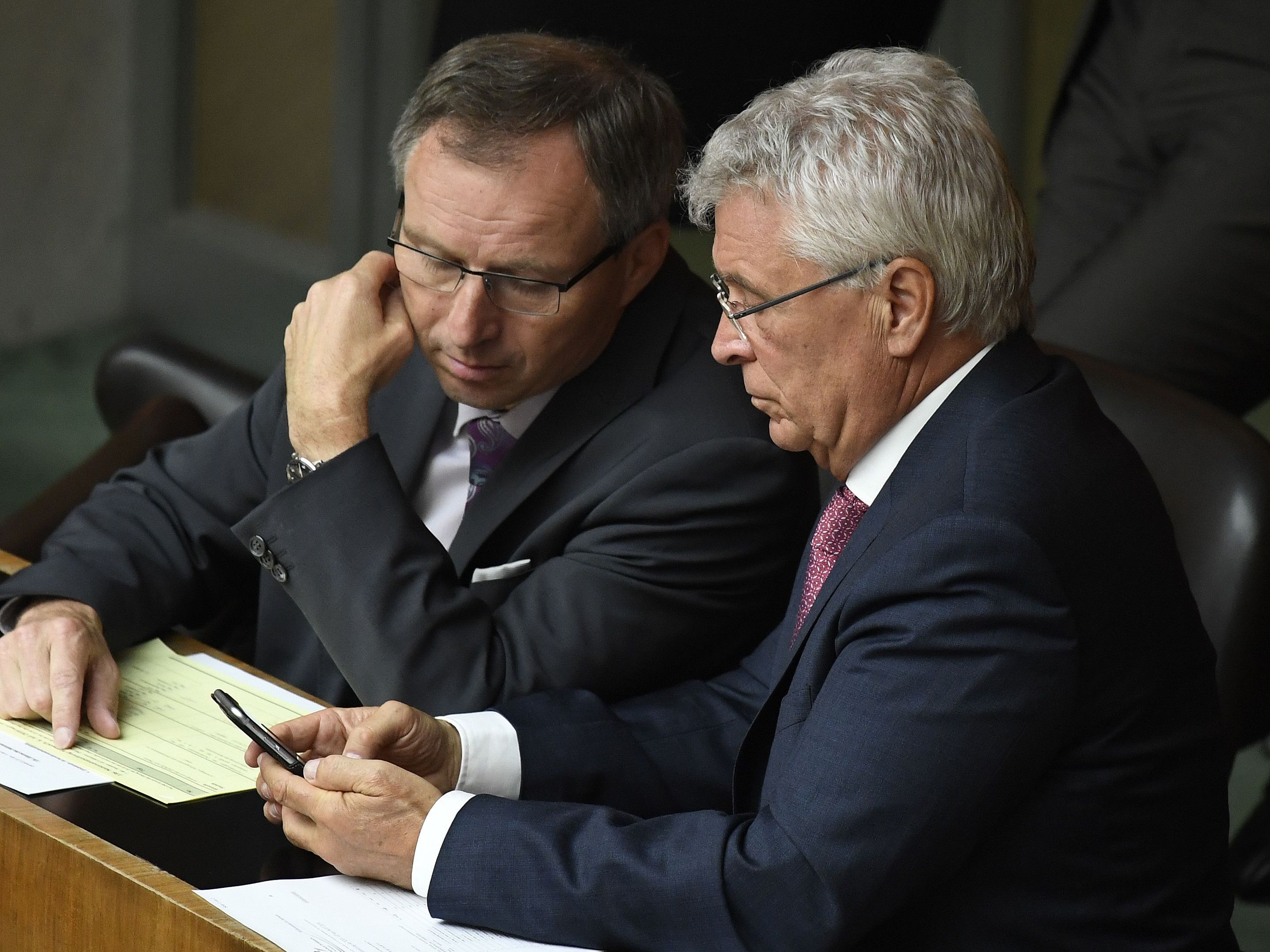 FPÖ-Abgeordneter Klinger (L.) übt Kritik an Regierungsausgaben FPÖ-Abgeordneter Klinger (L.) übt Kritik an Regierungsausgaben