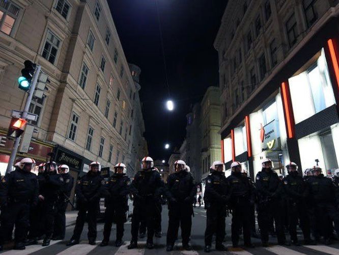 Die Polizei geht von einem ruhigen Akademikerball aus. Die Polizei geht von einem ruhigen Akademikerball aus.