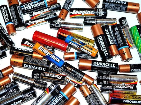 Ausgediente Akkus und Batterien sollte man keinesfalls in den Hausmüll werfen. Ausgediente Akkus und Batterien sollte man keinesfalls in den Hausmüll werfen.