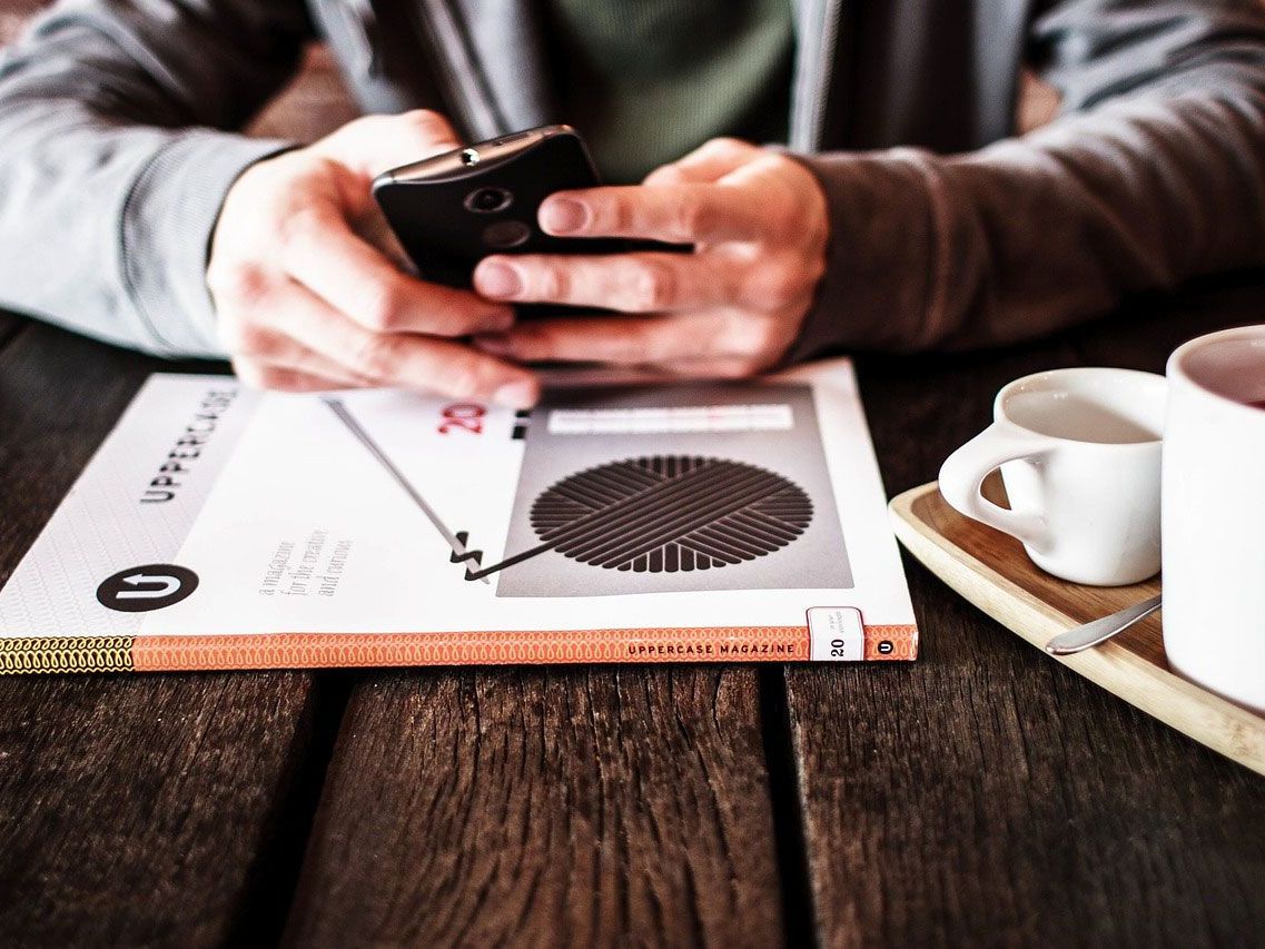 In einem Wiener Café lud eine junge Frau ihr Handy auf - mit Folgen