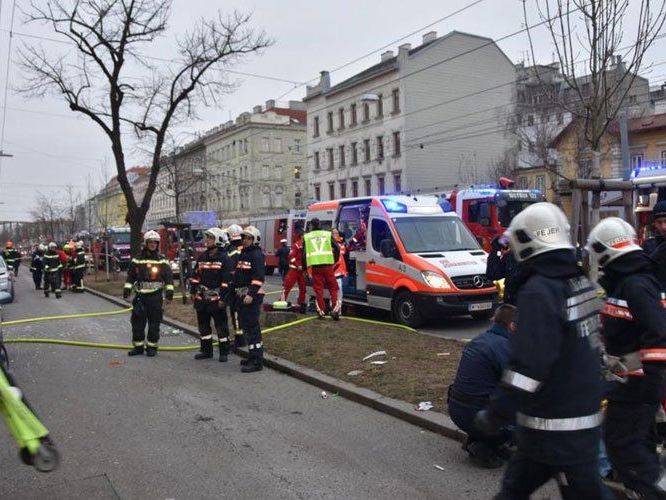 Der 55-jährige Mieter wird verdächtigt, die Gasexplosion in dem Wohnhaus im 17. Bezirk vorsätzlich herbeigeführt zu haben. Der 55-jährige Mieter wird verdächtigt, die Gasexplosion in dem Wohnhaus im 17. Bezirk vorsätzlich herbeigeführt zu haben.