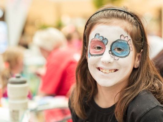 Kinderschminken ist eines der vielen Highlights beim Faschingszirkus im huma eleven.