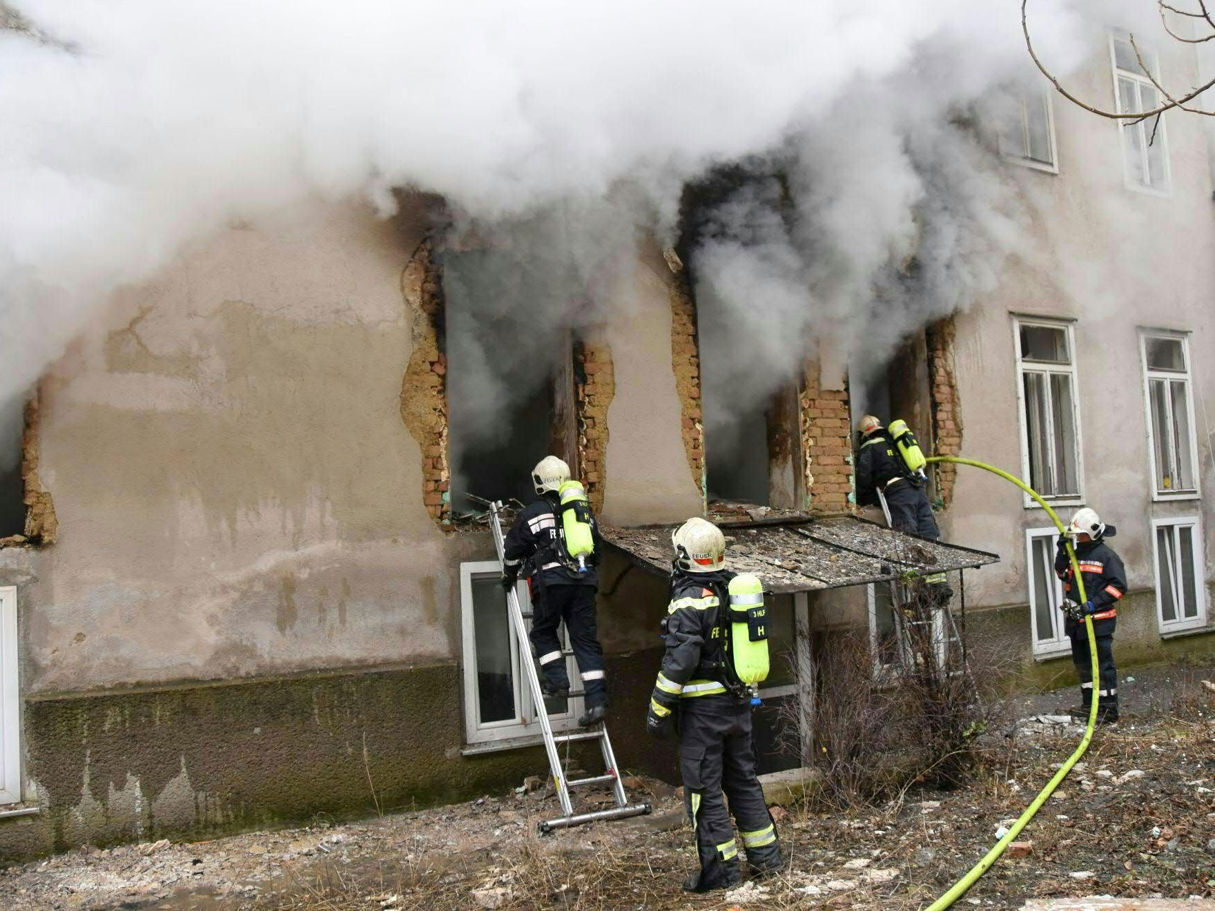 Beim Einsatz nach der Gas-Explosion in Hernals Beim Einsatz nach der Gas-Explosion in Hernals