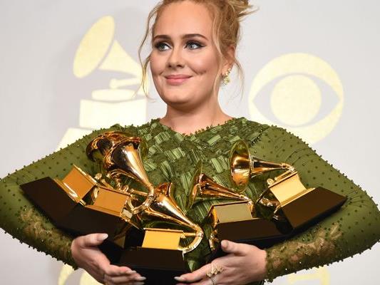 Adele konnte gleich fünf der begehrten Preise mit nach Hause nehmen.
