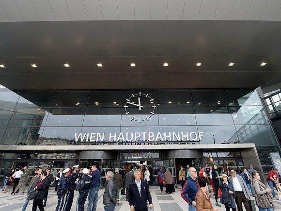 Am Wiener Hauptbahnhof wurde einem Touristen fast der Rucksack gestohlen
