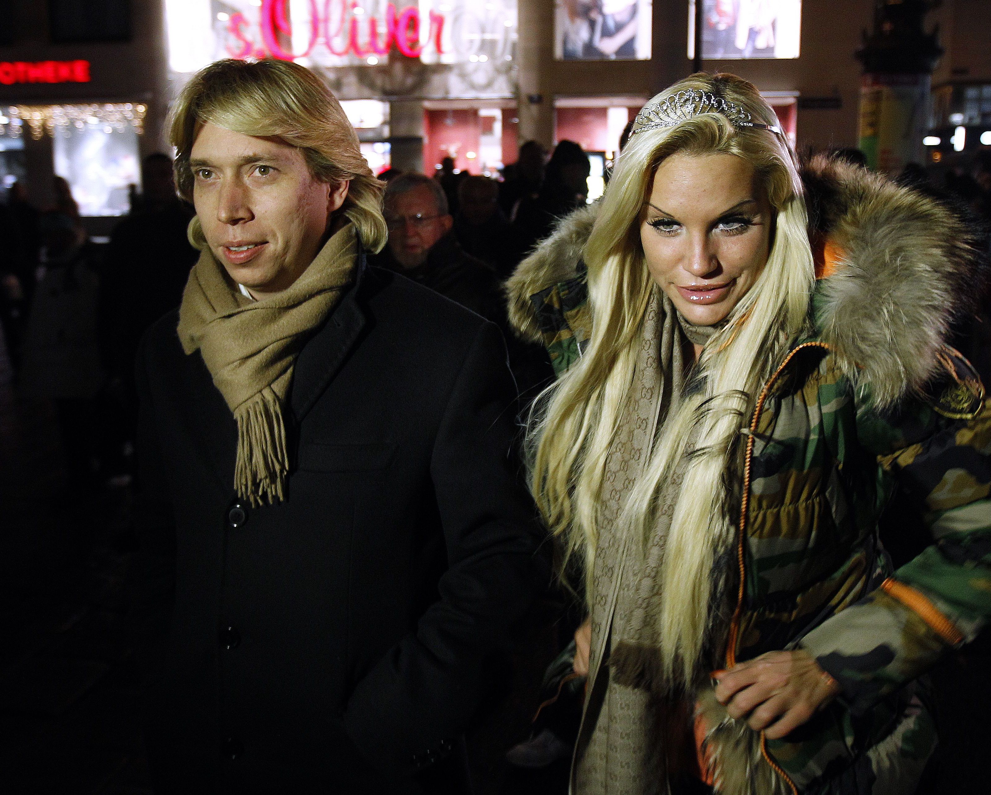 Helmut Werner bringt Gina Lisa-Lohfink, Florian Wess und Cathy Lugner zum Opernball. Helmut Werner bringt Gina Lisa-Lohfink, Florian Wess und Cathy Lugner zum Opernball.