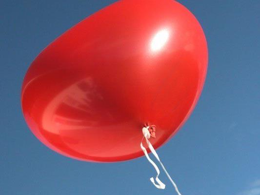 Vor dem MQ werden Herzballons gen Himmel fliegen