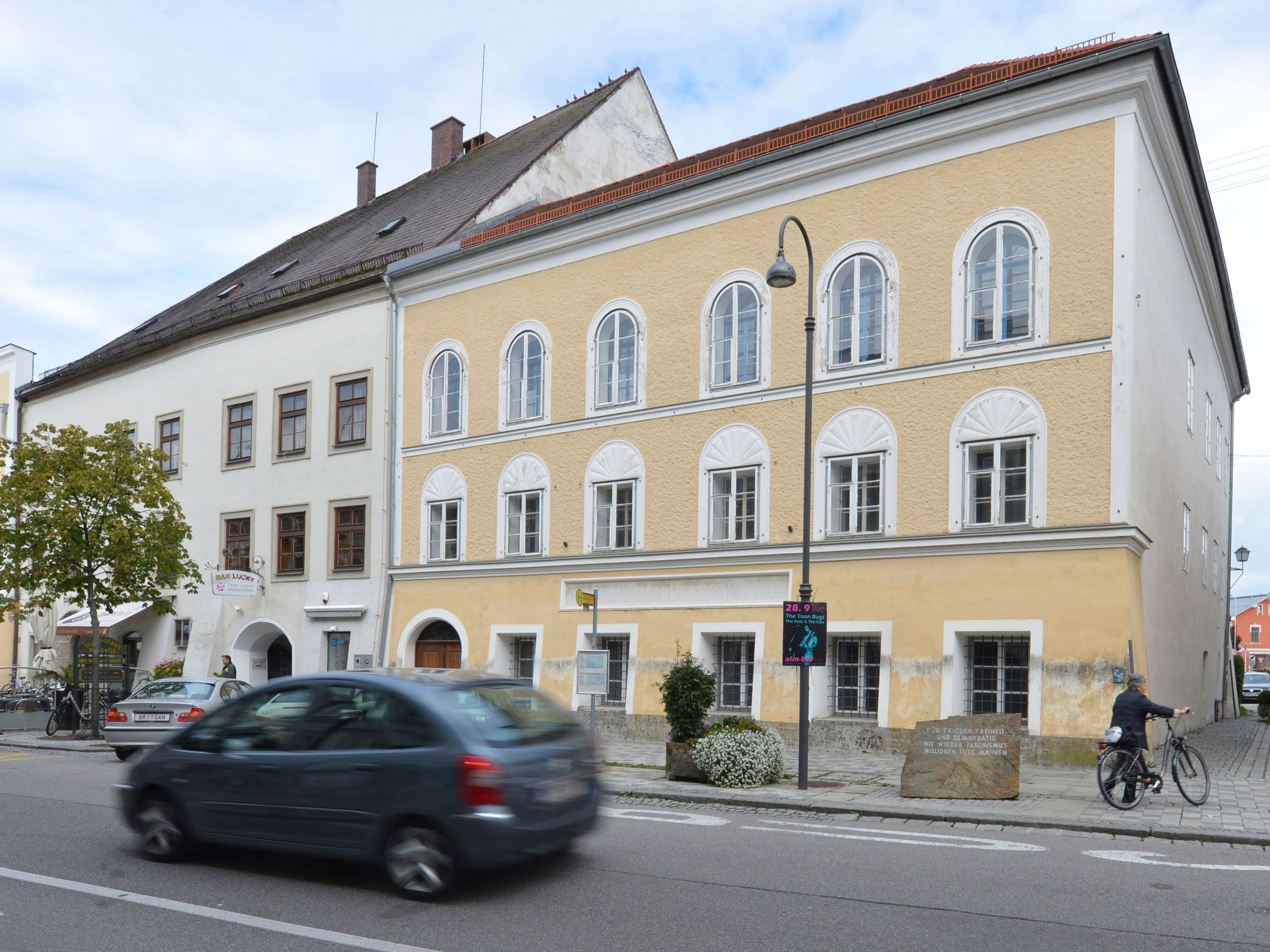 Vor dem Geburtshaus Adolf Hitlers in Braunau ließ sich der Doppelgänger bereits fotografieren