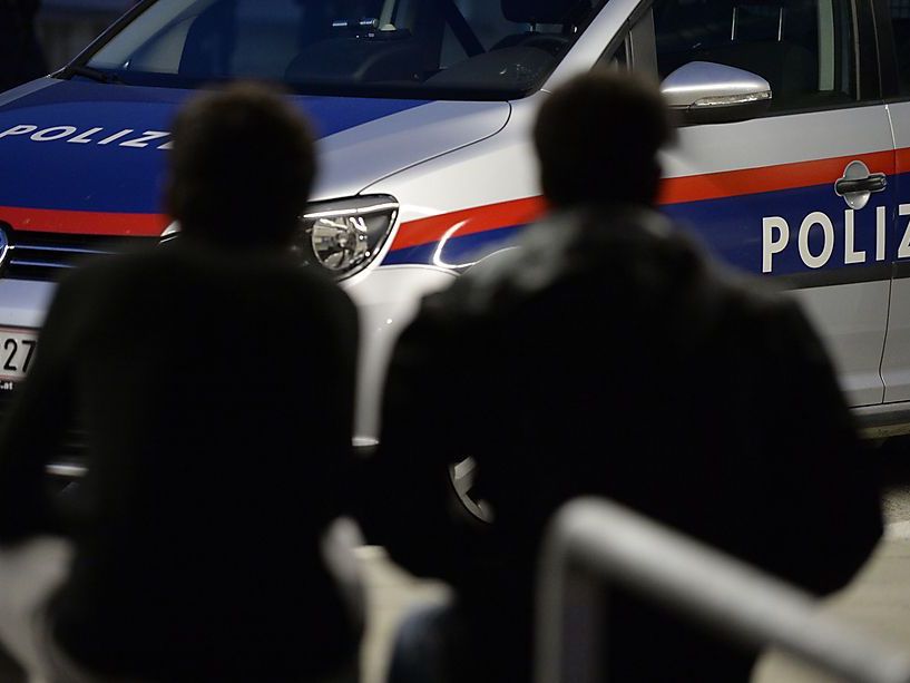 Die Polizei fahndet nach der Jugendbande. Die Polizei fahndet nach der Jugendbande.