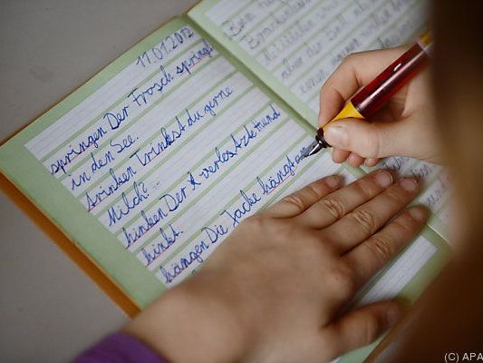 Die Caritas unterstützt Kinder beim Lernen. Die Caritas unterstützt Kinder beim Lernen.