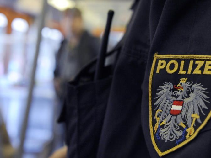 Afghanischer Asylwerber hat in den vergangenen Monaten immer wieder vor jungen Frauen masturbiert Afghanischer Asylwerber hat in den vergangenen Monaten immer wieder vor jungen Frauen masturbiert