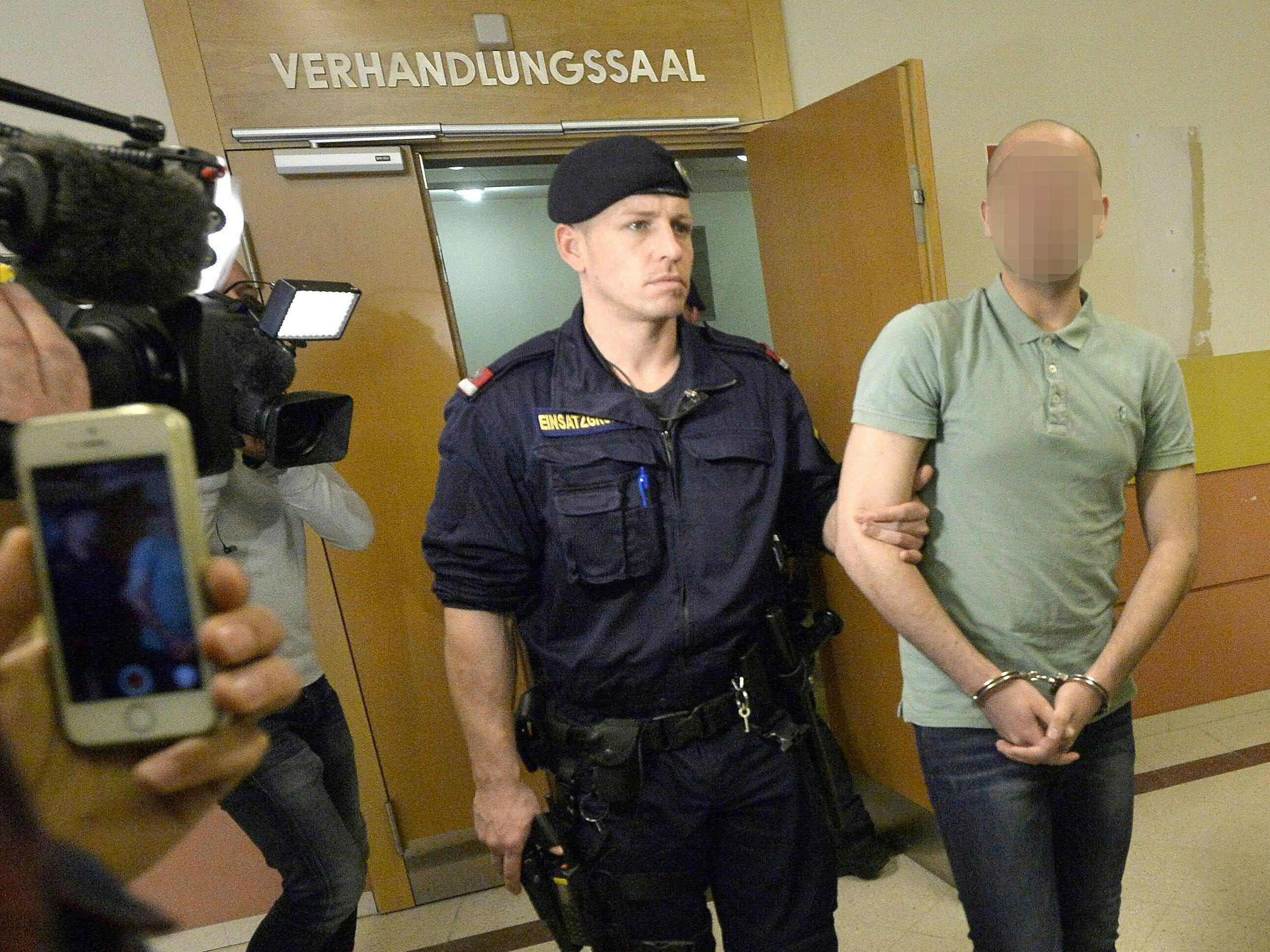 Beim Prozess gegen neun Iraker nach Gruppenvergewaltigung einer 28-Jährigen Beim Prozess gegen neun Iraker nach Gruppenvergewaltigung einer 28-Jährigen