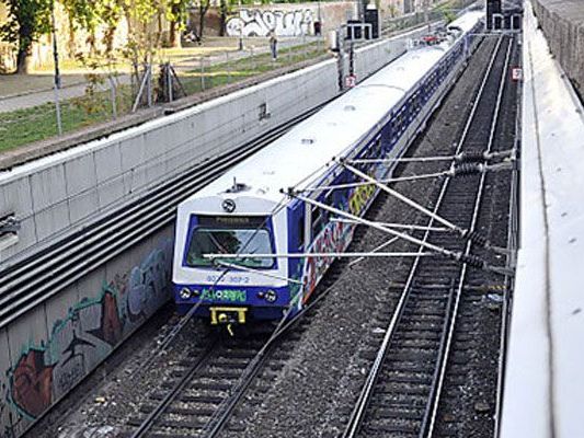 Schwelbrand in S-Bahn-Garnitur. Schwelbrand in S-Bahn-Garnitur.