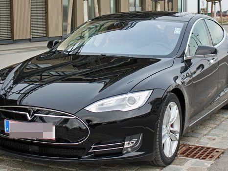 Der Tesla-Fahrer rettete einen Mann mit seinem Handeln auf der Autobahn. Der Tesla-Fahrer rettete einen Mann mit seinem Handeln auf der Autobahn.