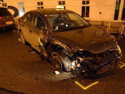 An den beteiligten Unfall-Fahrzeugen entstand erheblicher Sachschaden.