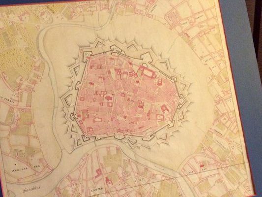 Der Stadtplan soll das älteste Exemplar mit Index der Grundeigentümer sein. Der Stadtplan soll das älteste Exemplar mit Index der Grundeigentümer sein.