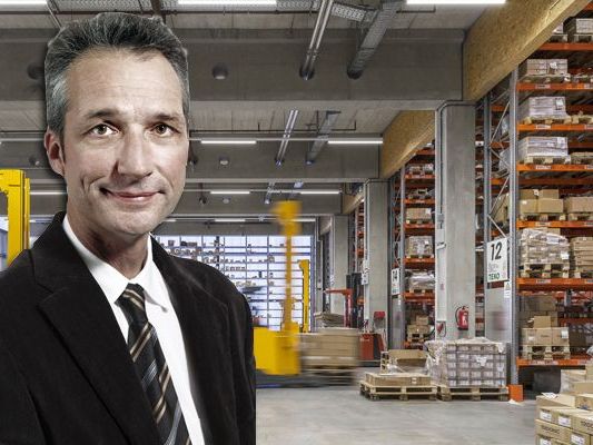 Michael Wohlgenannt, Niederlassungsleiter von Gebrüder Weiss in Lauterach, freut sich über die ausgeweitete Kooperation mit der Zumtobel Group. Michael Wohlgenannt, Niederlassungsleiter von Gebrüder Weiss in Lauterach, freut sich über die ausgeweitete Kooperation mit der Zumtobel Group.