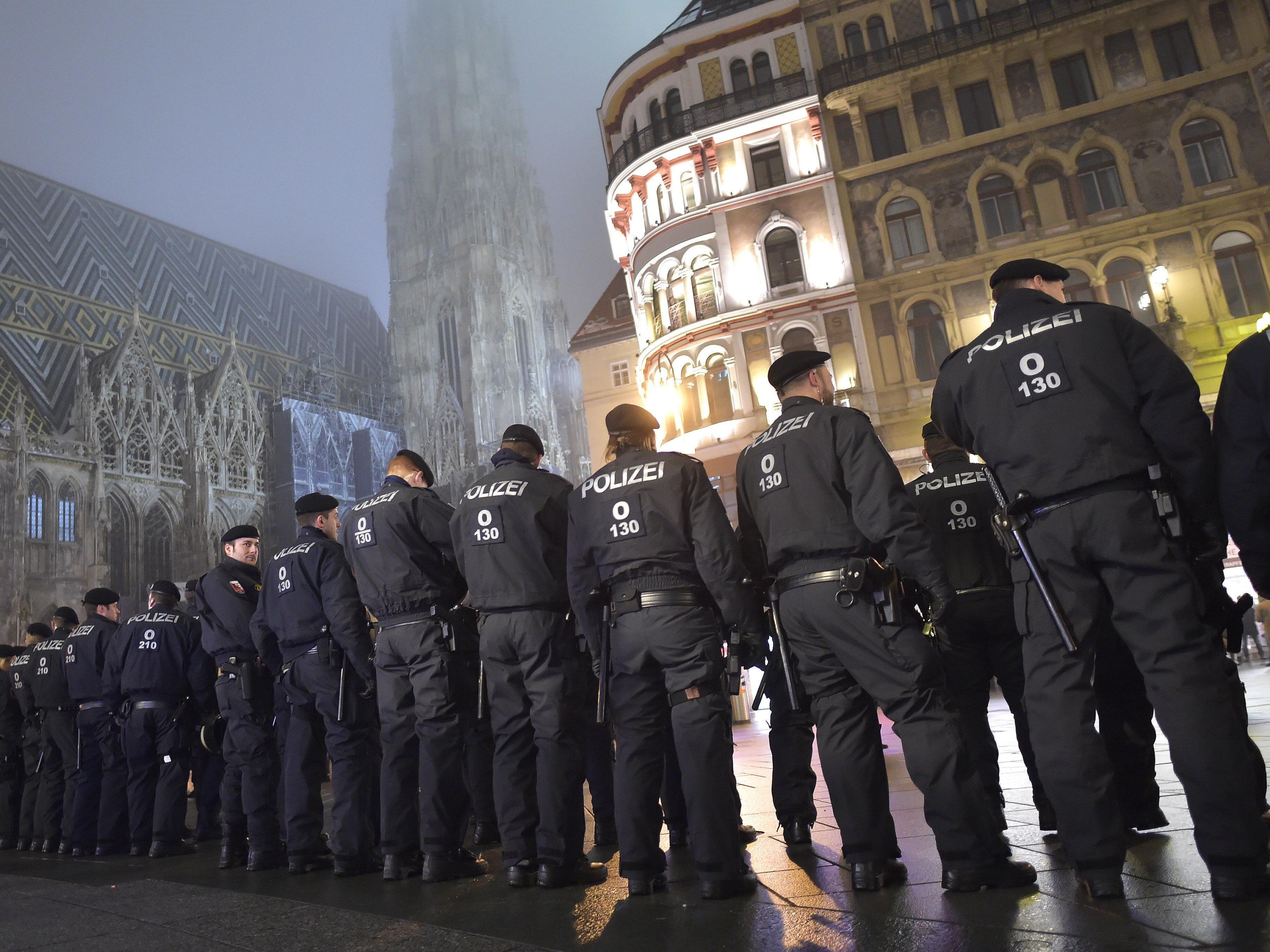 Polizisten während der Demonstration am Stephansplatz, wo diese friedlich endete