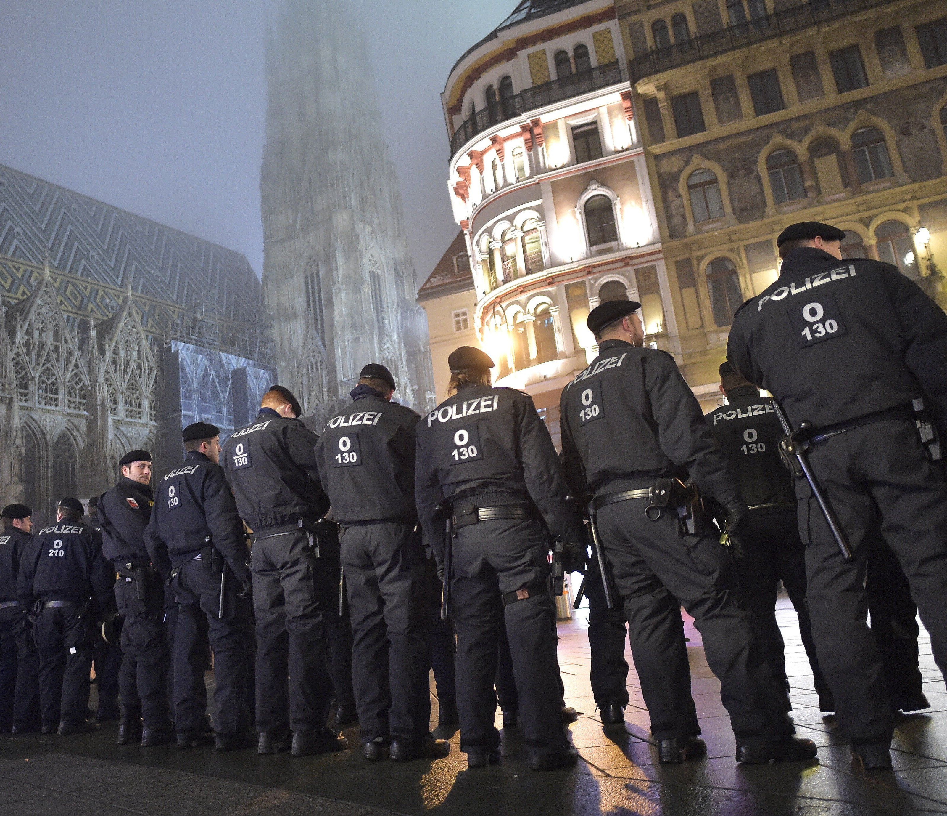 Polizisten während der Demonstration am Stephansplatz, wo diese friedlich endete Polizisten während der Demonstration am Stephansplatz, wo diese friedlich endete