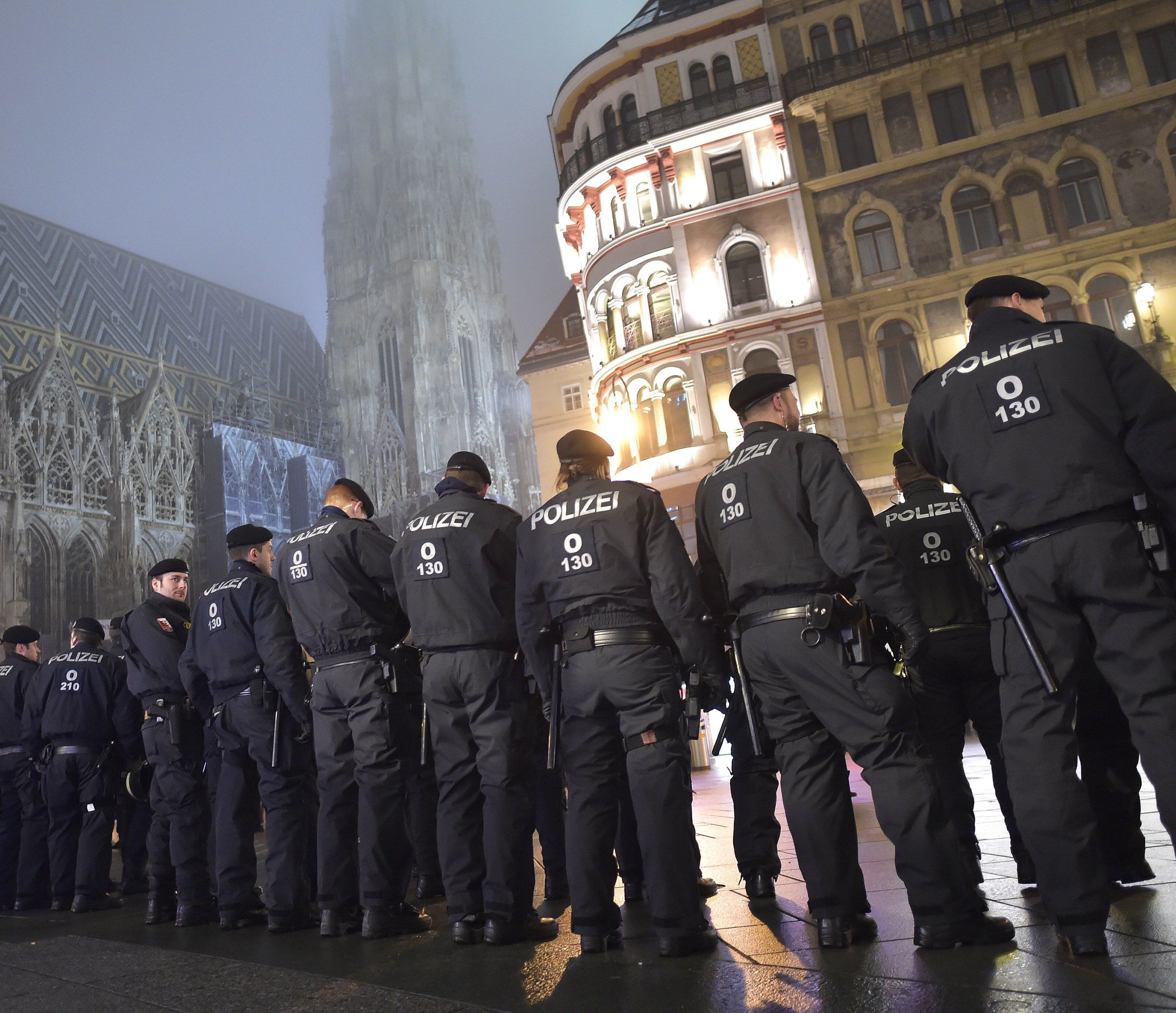 Polizisten während der Demonstration am Stephansplatz, wo diese friedlich endete