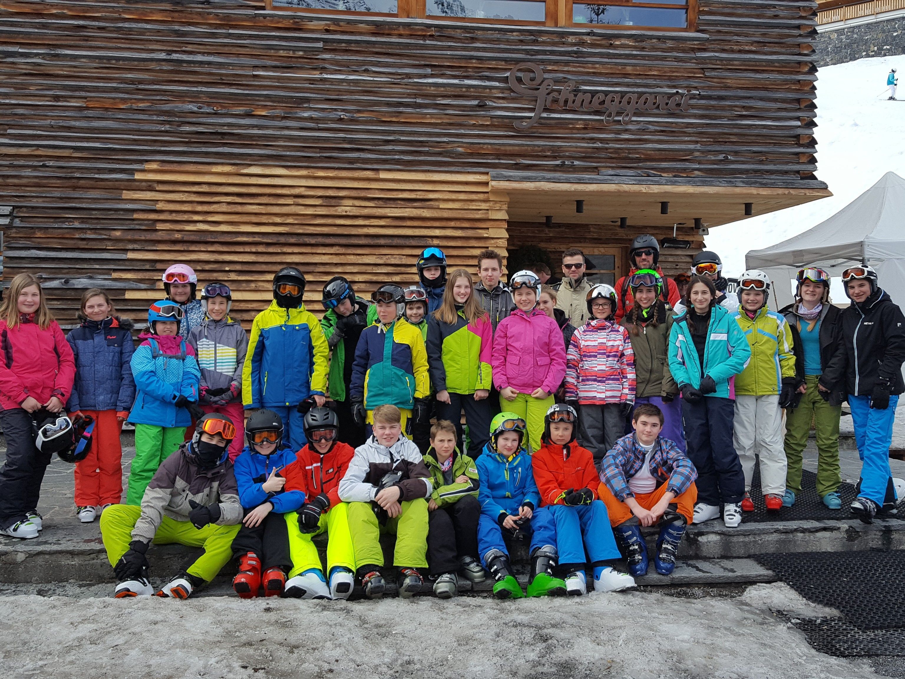 Rund 30 Schülerinnen und Schüler nahmen, begleitet von vier Lehrpersonen, am Skitag in Lech teil. Rund 30 Schülerinnen und Schüler nahmen, begleitet von vier Lehrpersonen, am Skitag in Lech teil.