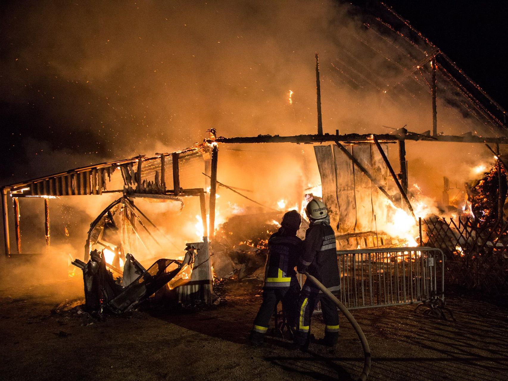 50 Feuerwehrmitglieder waren in der Nacht auf Mittwoch in Wolfsbrunn bei Hollabrunn im Einsatz.