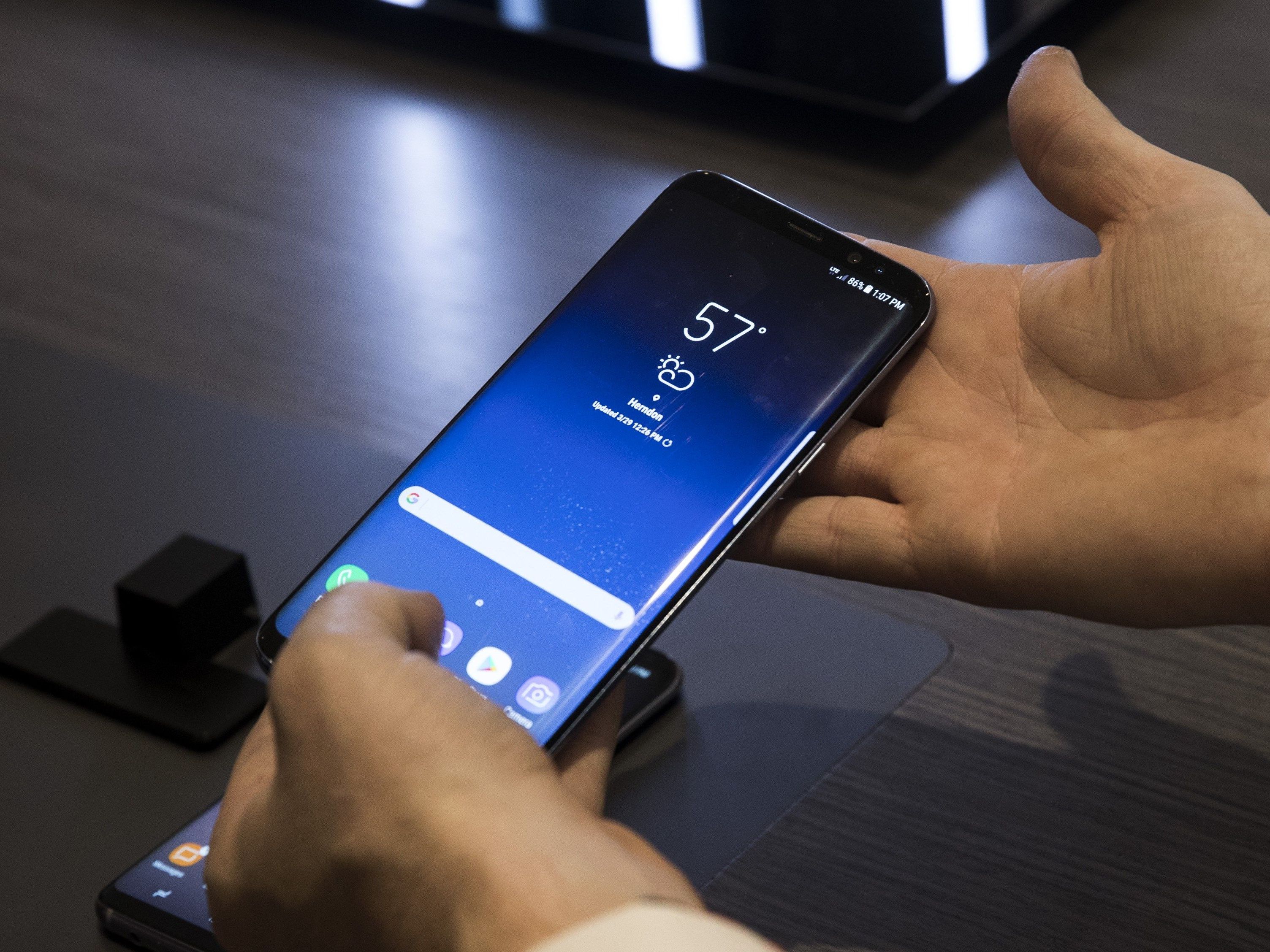Neues Displaydesign und neuer Assistent "Bixby". Neues Displaydesign und neuer Assistent "Bixby".