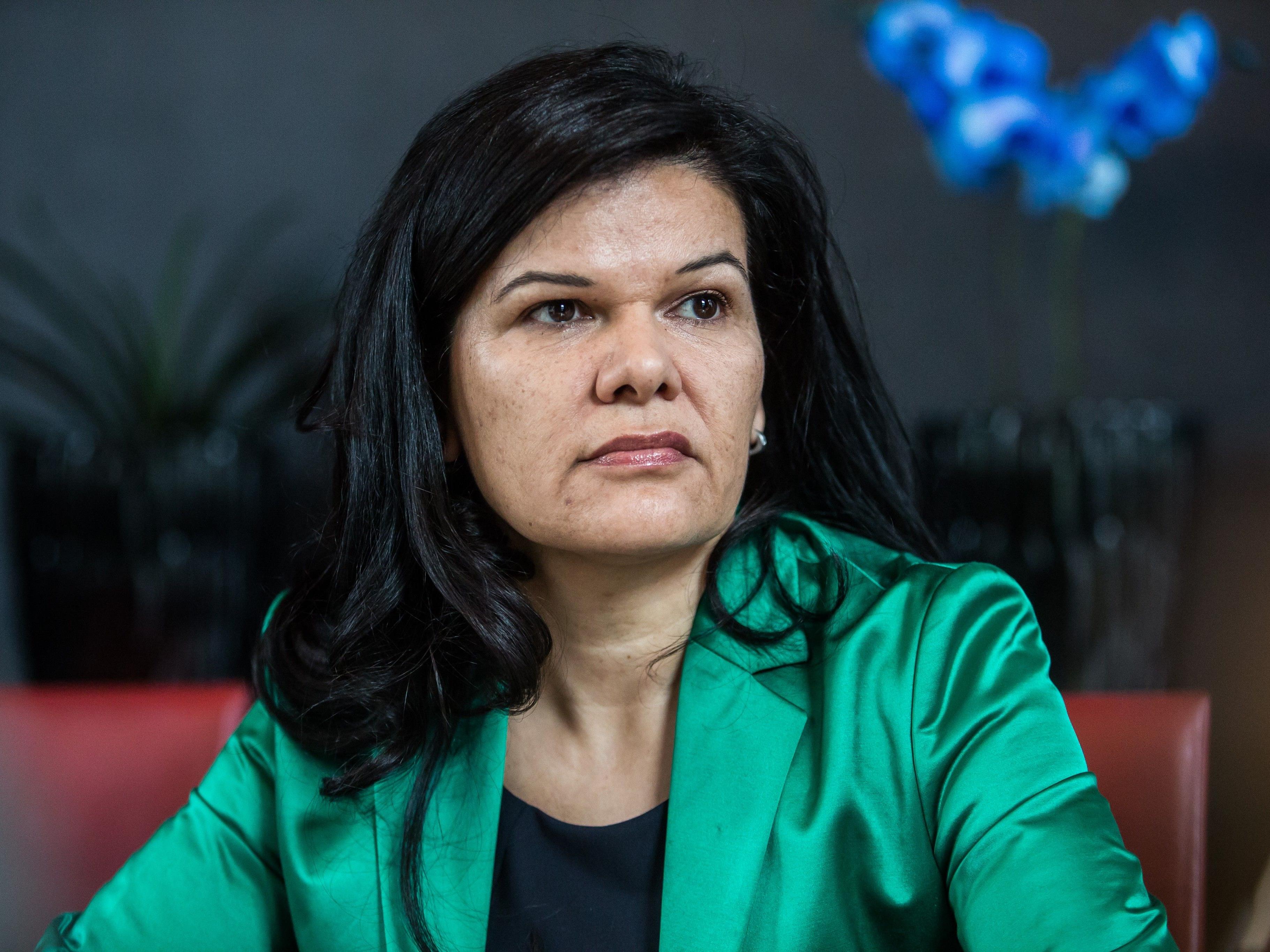 Sandra Schoch von den Grünen fordert mehr Gehalt für Friseure.