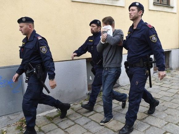Gegen den angeklagten Banker wird ein Mordprozess geführt. Gegen den angeklagten Banker wird ein Mordprozess geführt.