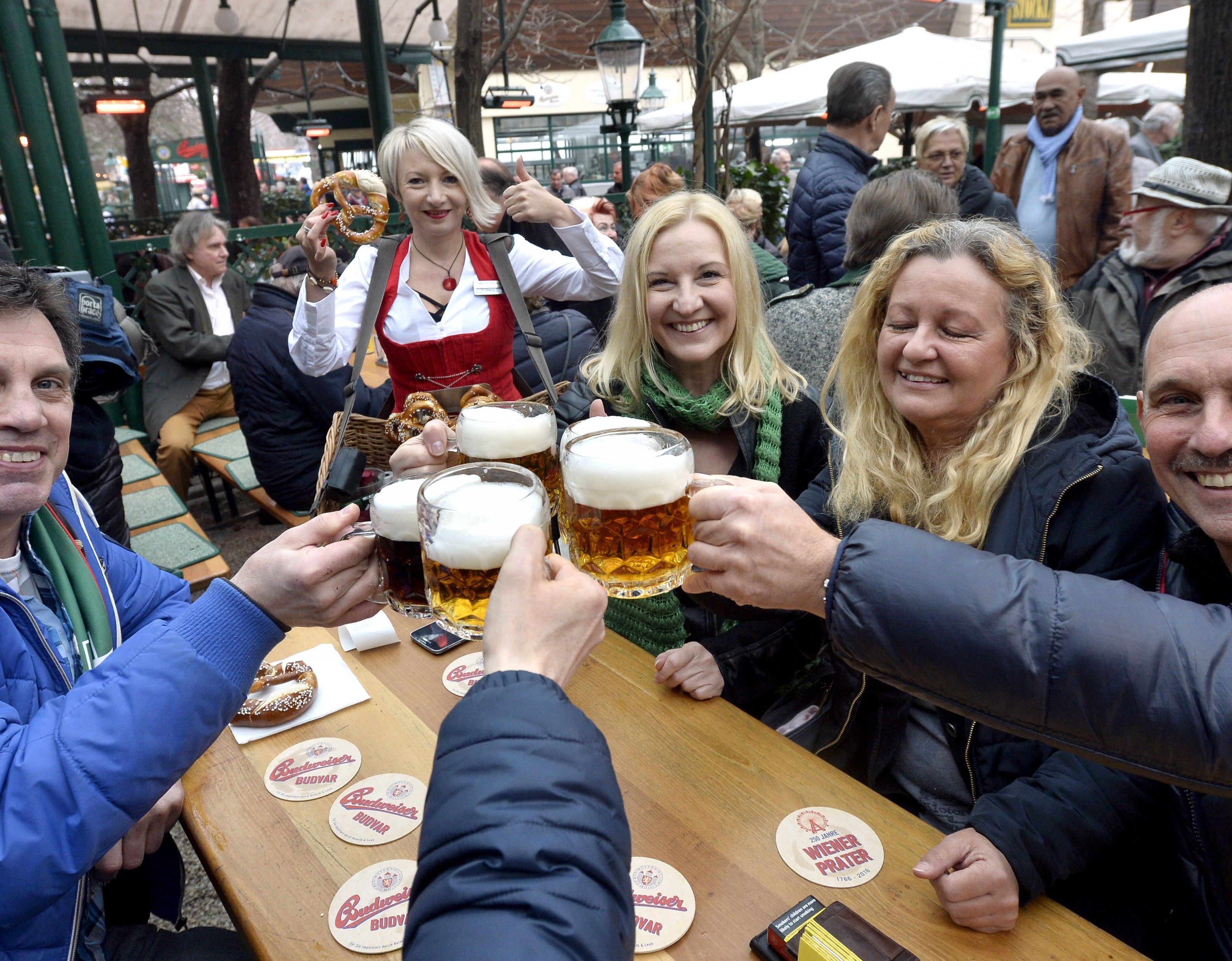 Prost! Auf die neue Saison im Wiener Prater.