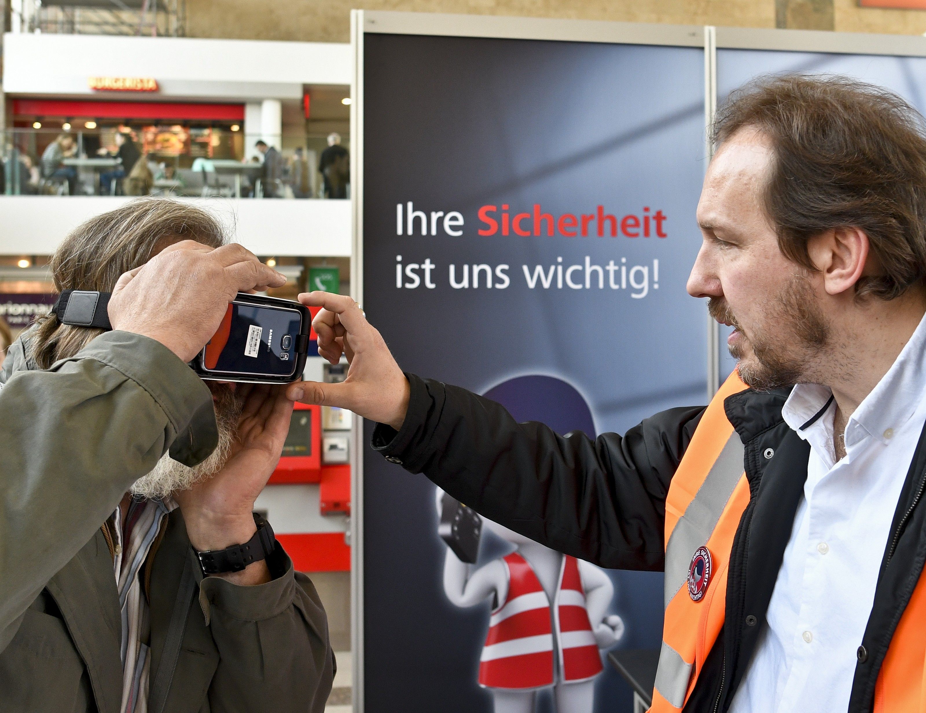 Grätzelpolizei ausgeweitet - Sicherheitsaktion am Wiener Westbahnhof. Grätzelpolizei ausgeweitet - Sicherheitsaktion am Wiener Westbahnhof.