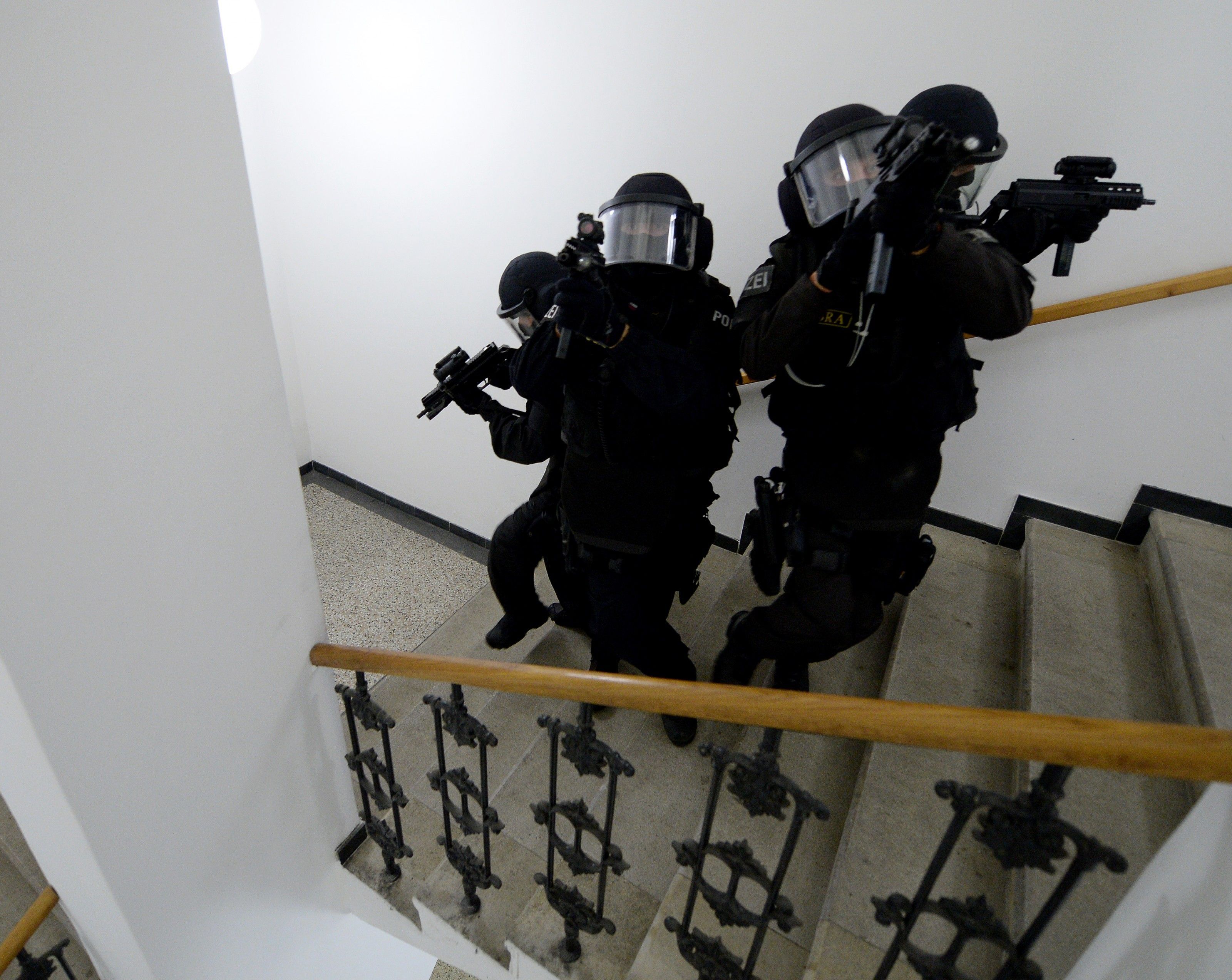 Fünf Terrorverdächtige in St. Pölten verhaftet. Fünf Terrorverdächtige in St. Pölten verhaftet.