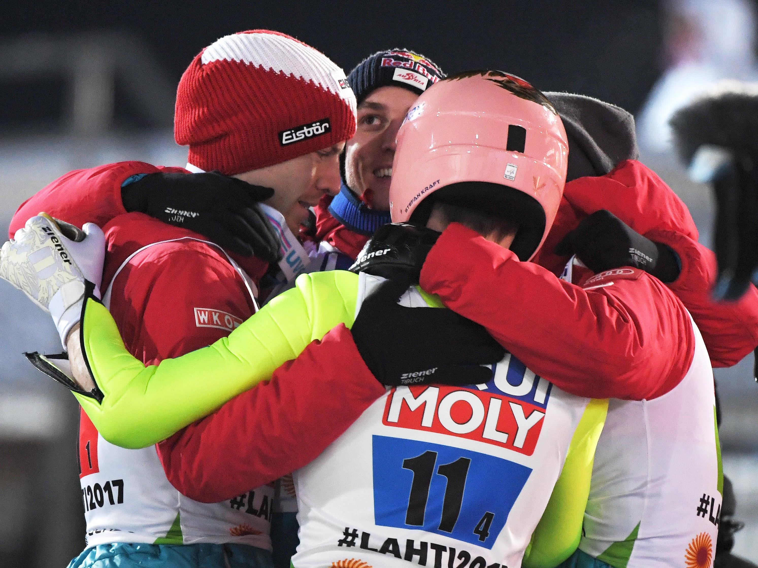 Die Österreicher Stefan Kraft, Gregor Schlierenzauer, Michael Hayböck und Manuel Fettner jubeln über Ihre Bronzemedaille nach dem Skispringen Herren-Mannschaft Großschanze am Samstag in Lahti.