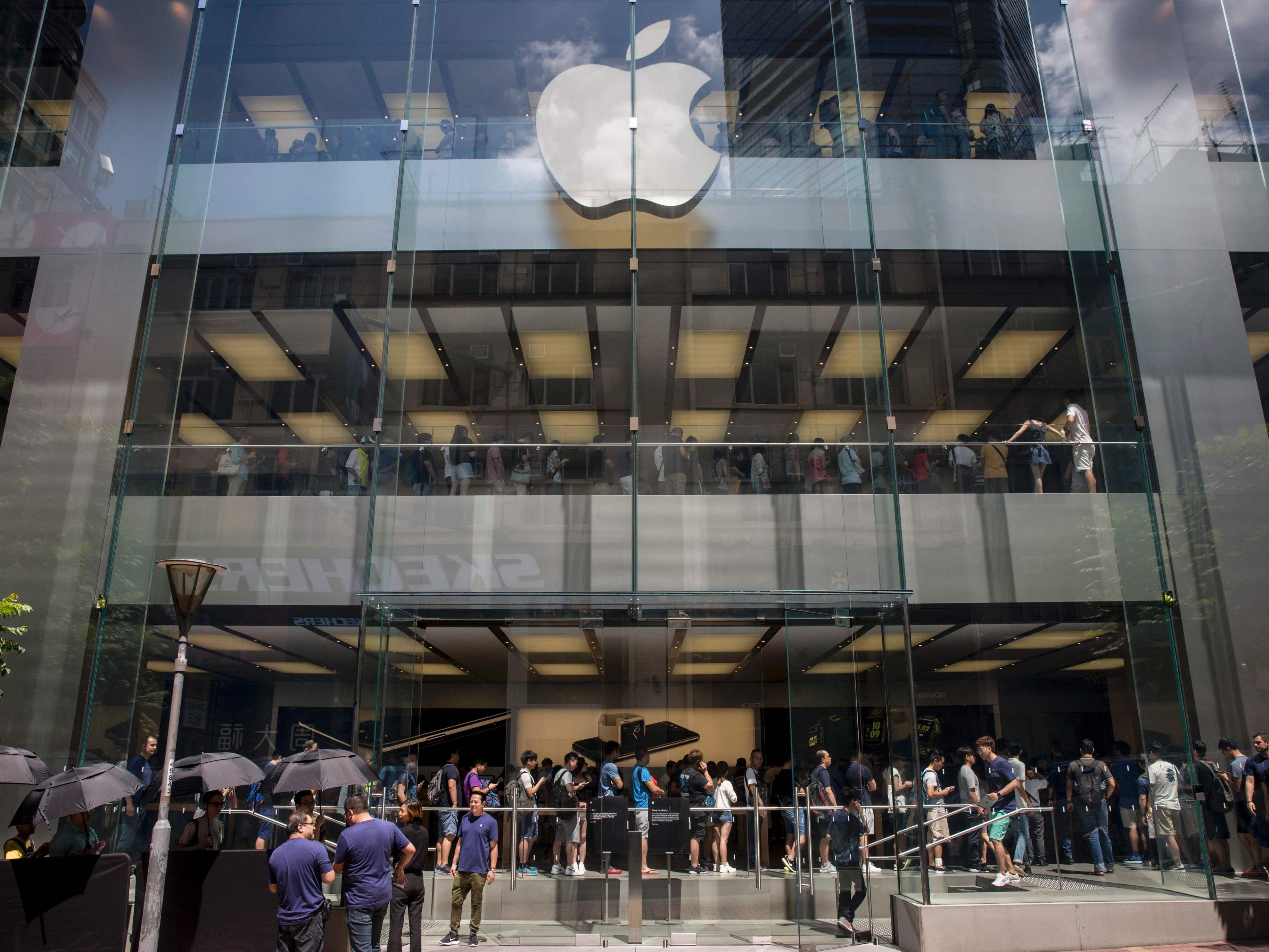 Am Erscheinungsdatum des Iphone 7 standen viele Menschen Schlange beim Apple Store in Hong Kong.