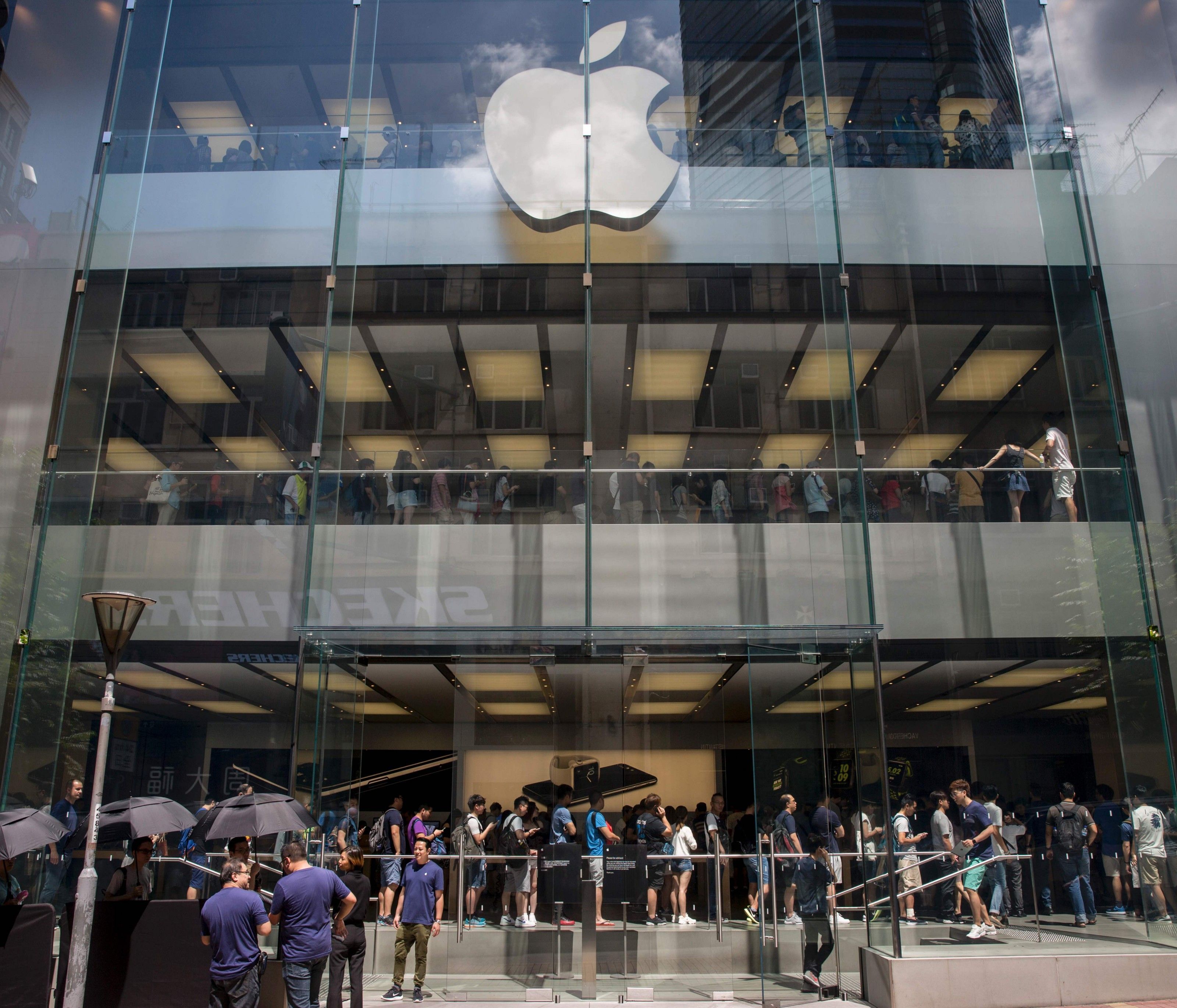 Am Erscheinungsdatum des Iphone 7 standen viele Menschen Schlange beim Apple Store in Hong Kong.