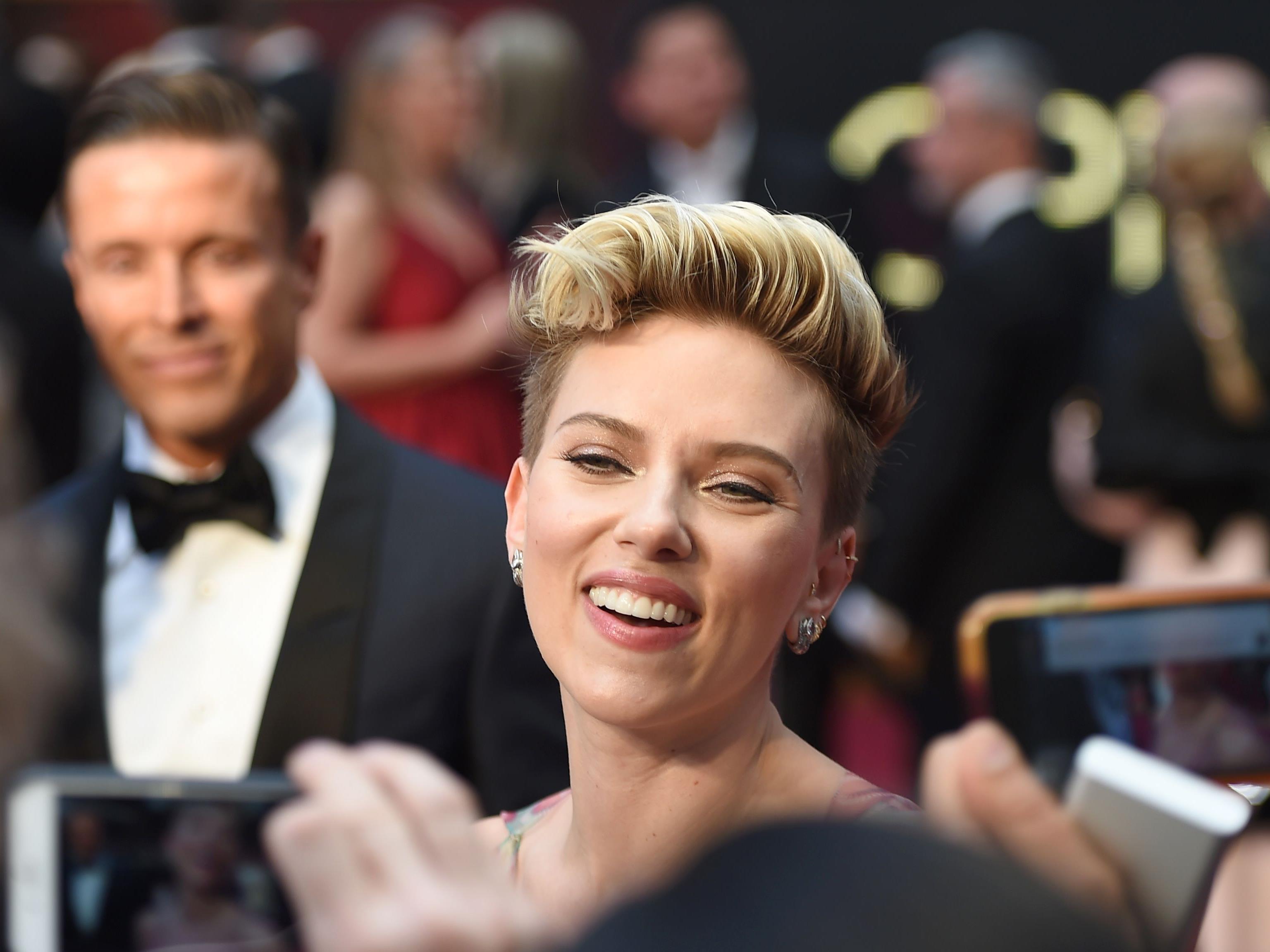 Scarlett Johansson parodiert Ivanka Trump im "Complicit"-Werbespot.