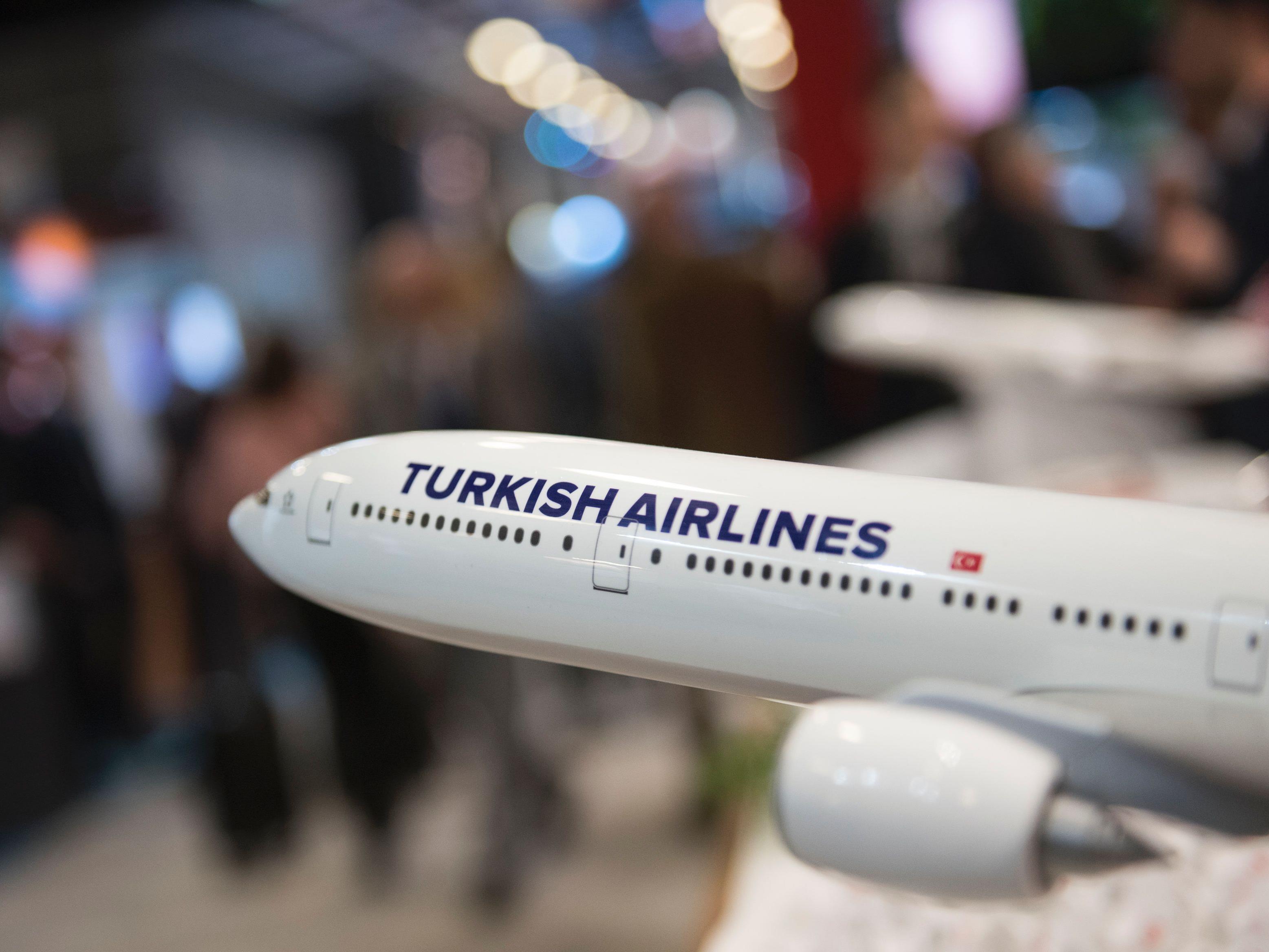 Ein ehemaliger Mitarbeiter klagt Turkish Airlines.