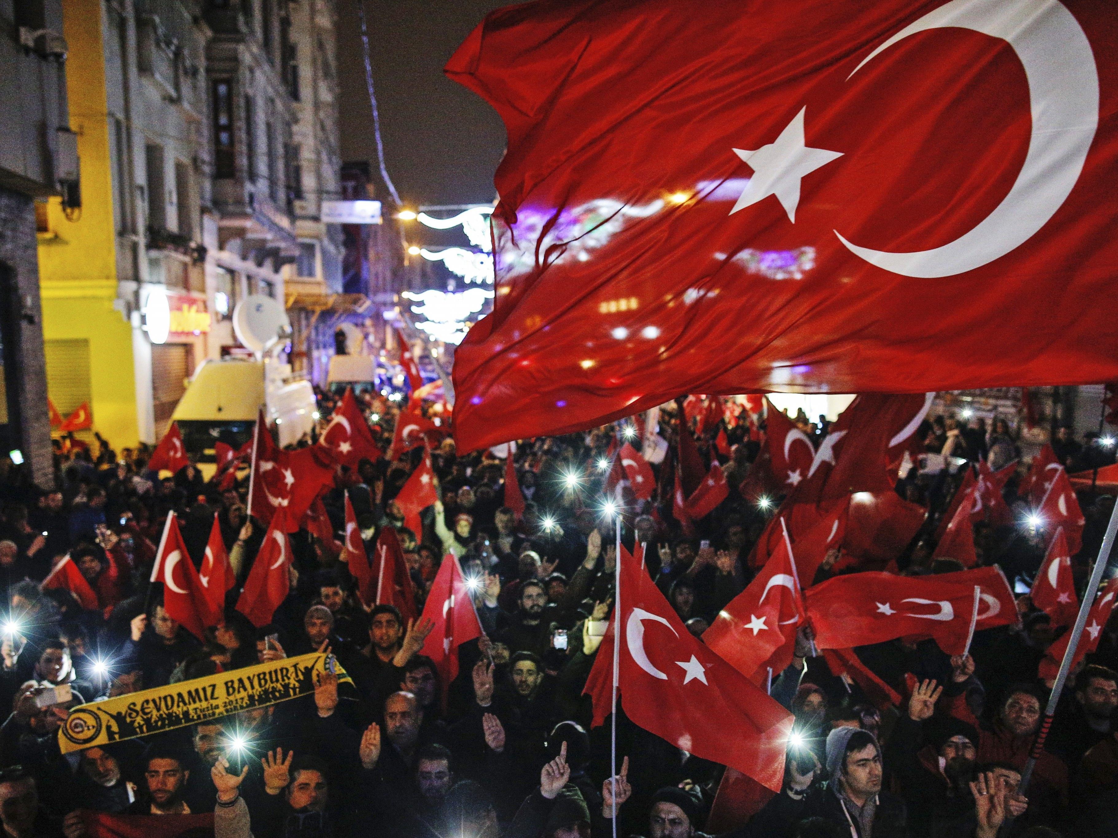 Vor dem niederländischen Konsulat in Istanbul kam es zu Protesten.