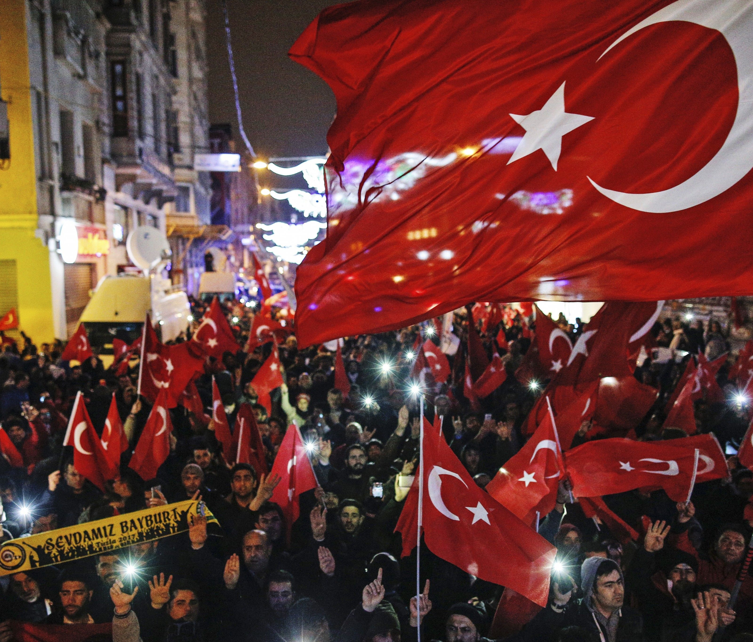 Vor dem niederländischen Konsulat in Istanbul kam es zu Protesten. Vor dem niederländischen Konsulat in Istanbul kam es zu Protesten.