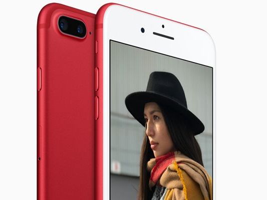 Apple hat heute seine Produktpalette aktualisiert. Darunter ein neues 9,7-Zoll iPad und das iPhone 7 sowie iPhone 7 Plus in rot. Apple hat heute seine Produktpalette aktualisiert. Darunter ein neues 9,7-Zoll iPad und das iPhone 7 sowie iPhone 7 Plus in rot.