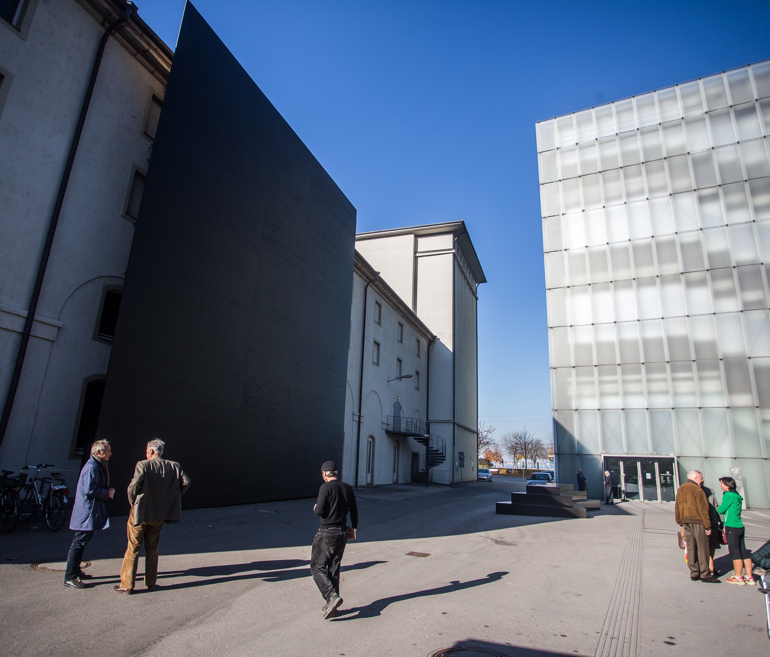 Die Ausstellung von Adrian Villar Rojas muss verschoben werden. Die Ausstellung von Adrian Villar Rojas muss verschoben werden.