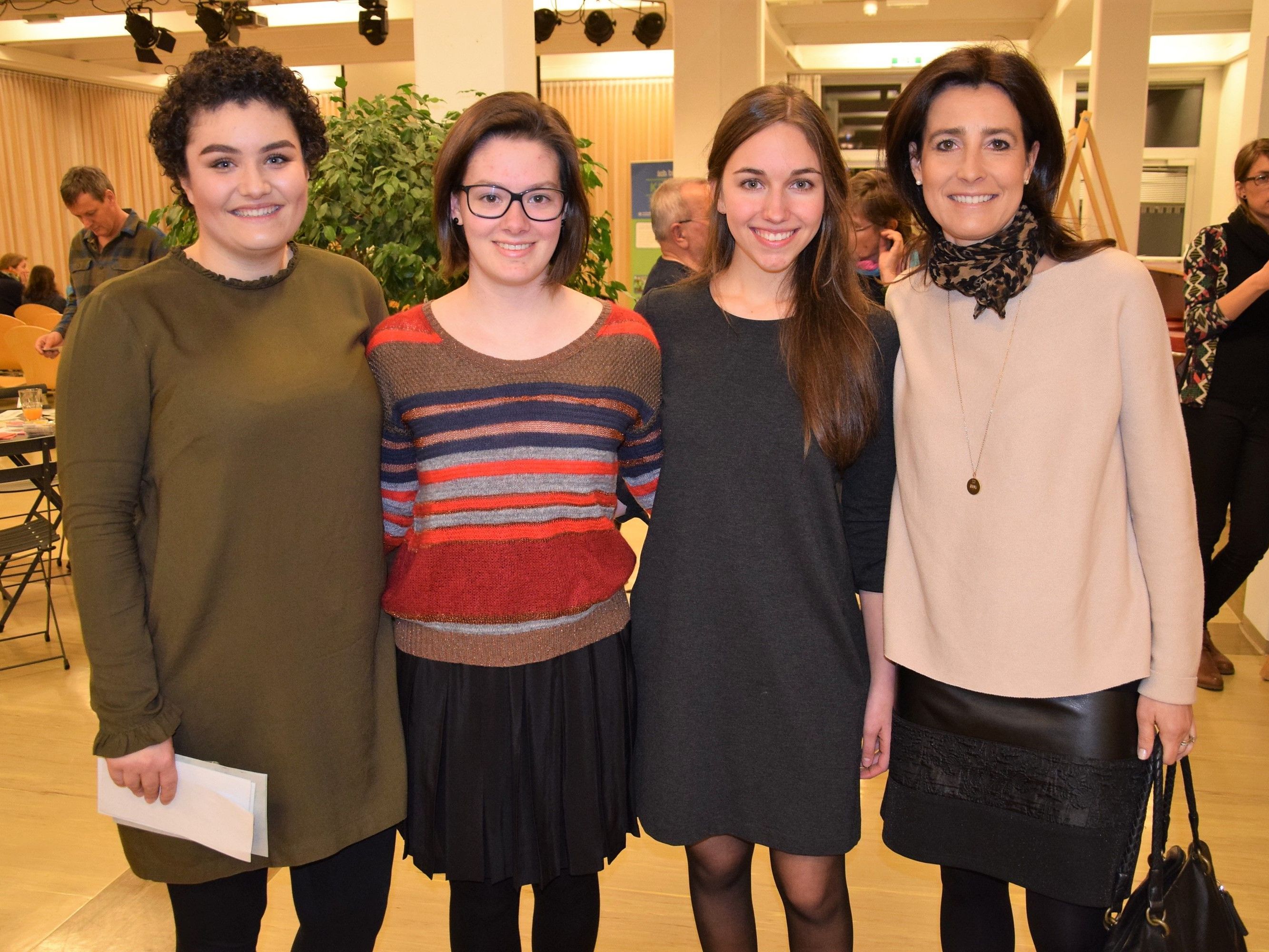 v.l. Claudia Rohrer, Klara Rauch und Anja Mittelberger mit ihrer Betreuungslehrerin Bärbel Juen v.l. Claudia Rohrer, Klara Rauch und Anja Mittelberger mit ihrer Betreuungslehrerin Bärbel Juen